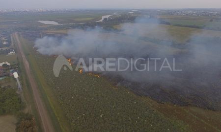 incendio de pastizales en santa fe: el fuego se extendio cerca del primer y segundo aliviador incendio de pastizales en santa fe: el fuego se extendio cerca del primer y segundo aliviador
