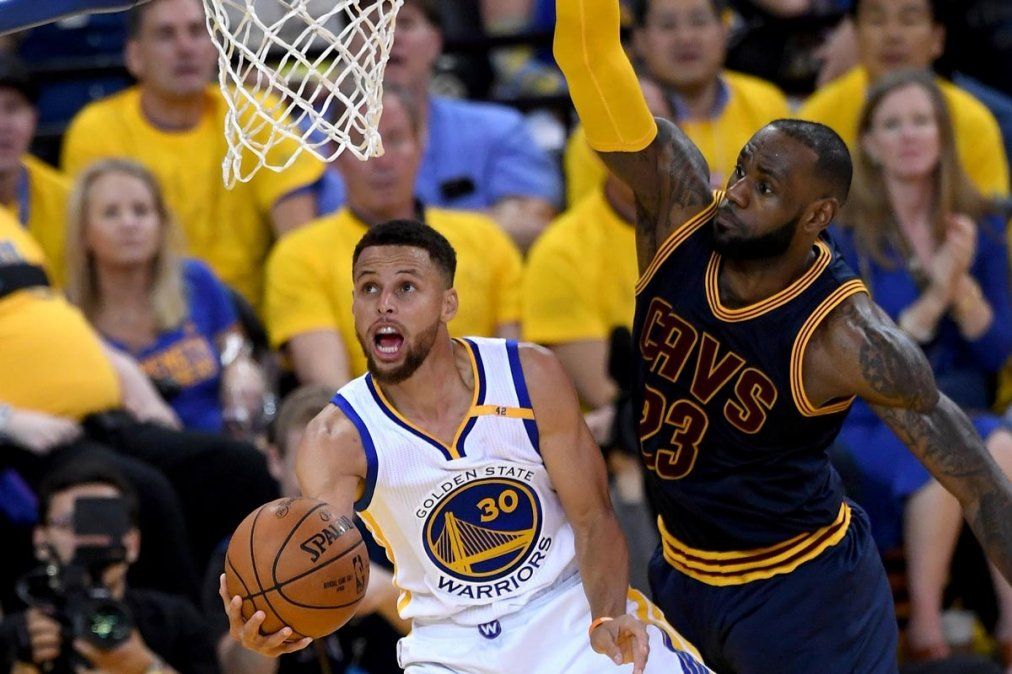 Lebron James y Stephen Curry son los dos mejores pagos de la NBA