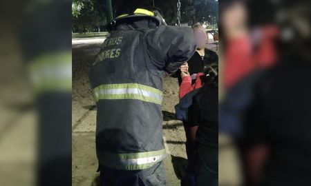 La menor de 5 años quedó atrapada en una hamaca del Parque Juan de Garay y debió ser asistida por bomberos en Santa Fe. La menor de 5 años quedó atrapada en una hamaca del Parque Juan de Garay y debió ser asistida por bomberos en Santa Fe.