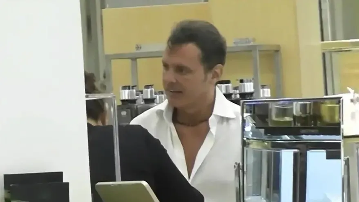 Luis Miguel reapareció en un centro comercial y sorprendió a sus seguidores porque su aspecto luce rejuvenecido.