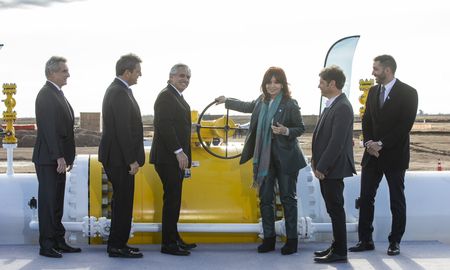 La inauguración del gasoducto se realizó el 9 de julio con la apertura simbólica de una válvula en la localidad de Tratayén en la provincia del Neuquén. La inauguración del gasoducto se realizó el 9 de julio con la apertura simbólica de una válvula en la localidad de Tratayén en la provincia del Neuquén.