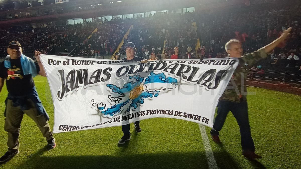 ¡Momento emotivo! Colón homenajeó a los excombatientes de Malvinas.