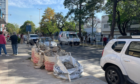Un hombre se descompensó y falleció en la vía pública en Aristóbulo del Valle y Juan del Campillo. Un hombre se descompensó y falleció en la vía pública en Aristóbulo del Valle y Juan del Campillo.