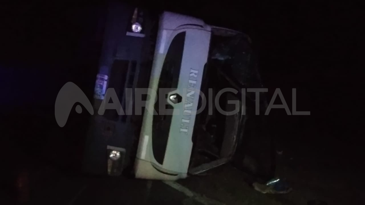 El camión volcó sobre la ruta e impidió la circulación del resto de los vehículos.