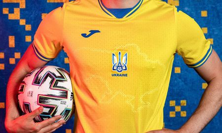 La UEFA pidió a Ucrania eliminar un mapa y dos slogans de la camiseta para la Eurocopa 2020 por ser mensajes con carácter político y militar. La UEFA pidió a Ucrania eliminar un mapa y dos slogans de la camiseta para la Eurocopa 2020 por ser mensajes con carácter político y militar.