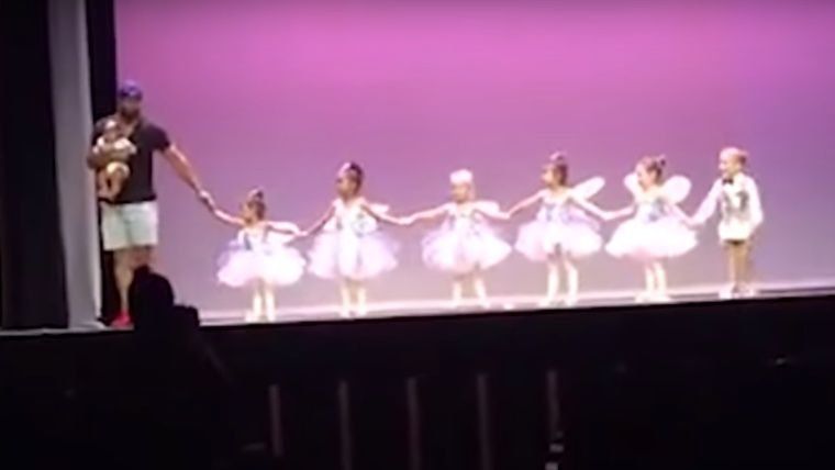 VIRAL: vio llorar a su hija, subió al escenario y bailó con ella