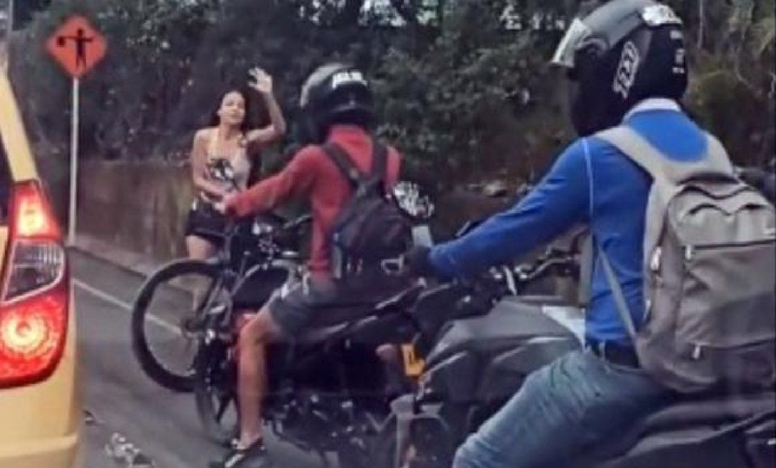 Una joven se cansa de que los motociclistas ocupen el carril exclusivo para bicicletas y su reacción se vuelve viral