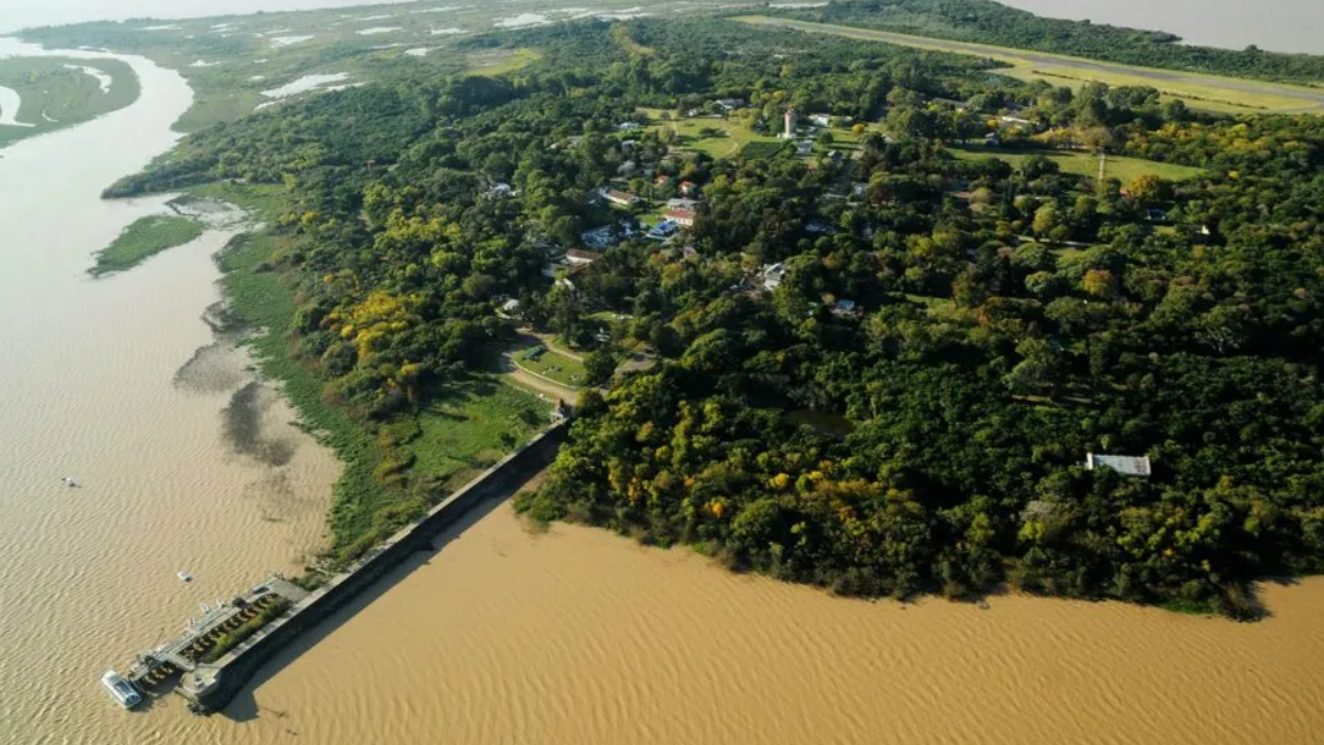 La Isla Martín García se presenta como un destino excepcional donde la historia y la naturaleza se entrelazan de manera única. La Isla Martín García se presenta como un destino excepcional donde la historia y la naturaleza se entrelazan de manera única.