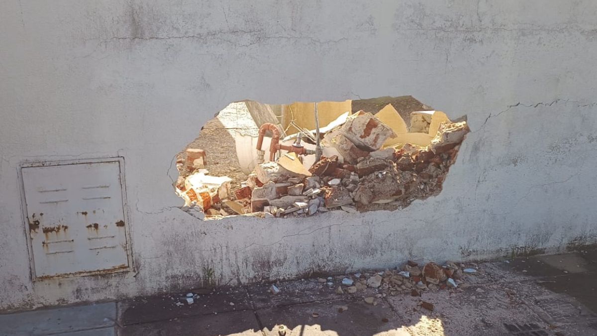 Así quedó la pared de la vivienda que da a calle 4 de Enero. Así quedó la pared de la vivienda que da a calle 4 de Enero.