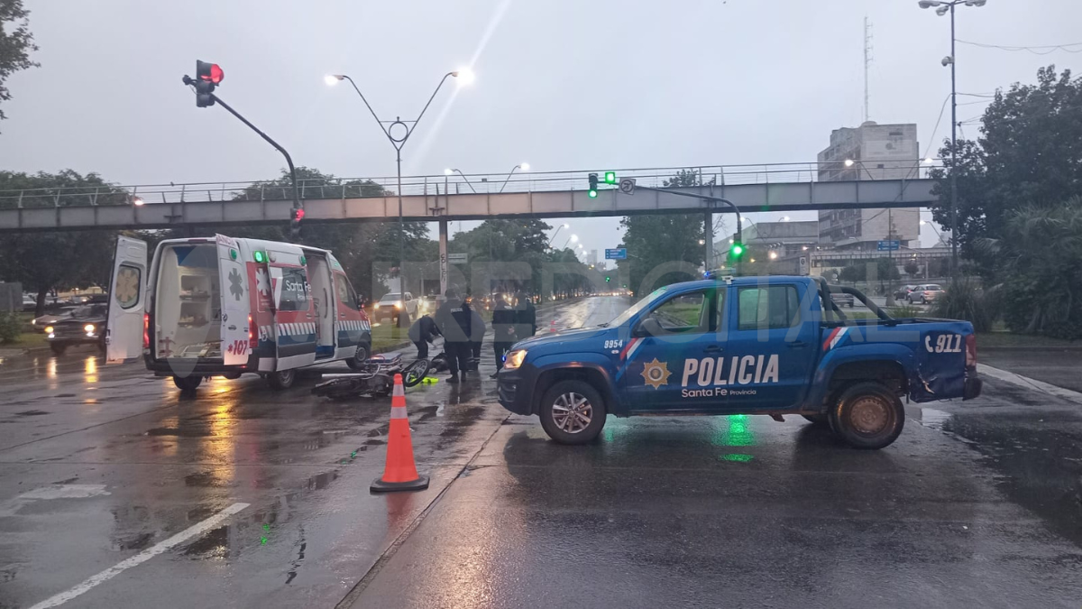 La motociclista derrapó con su rodado a la altura de Avenida Alem y Tucumán. La motociclista derrapó con su rodado a la altura de Avenida Alem y Tucumán.