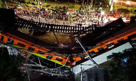 Se desplomó el puente de la línea 12 del Metro en la Ciudad de México. Se desplomó el puente de la línea 12 del Metro en la Ciudad de México.