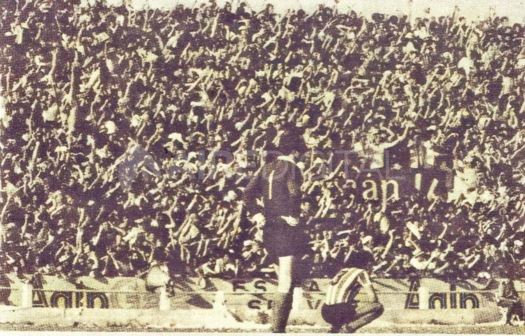 La hinchada sabalera en el Estadio 15 de Abril luego del gol agónico de la Chiva Di Meola el 30 de octubre de 1977. Luego de ese gol La hinchada sabalera en el Estadio 15 de Abril luego del gol agónico de la Chiva Di Meola el 30 de octubre de 1977. Luego de ese gol