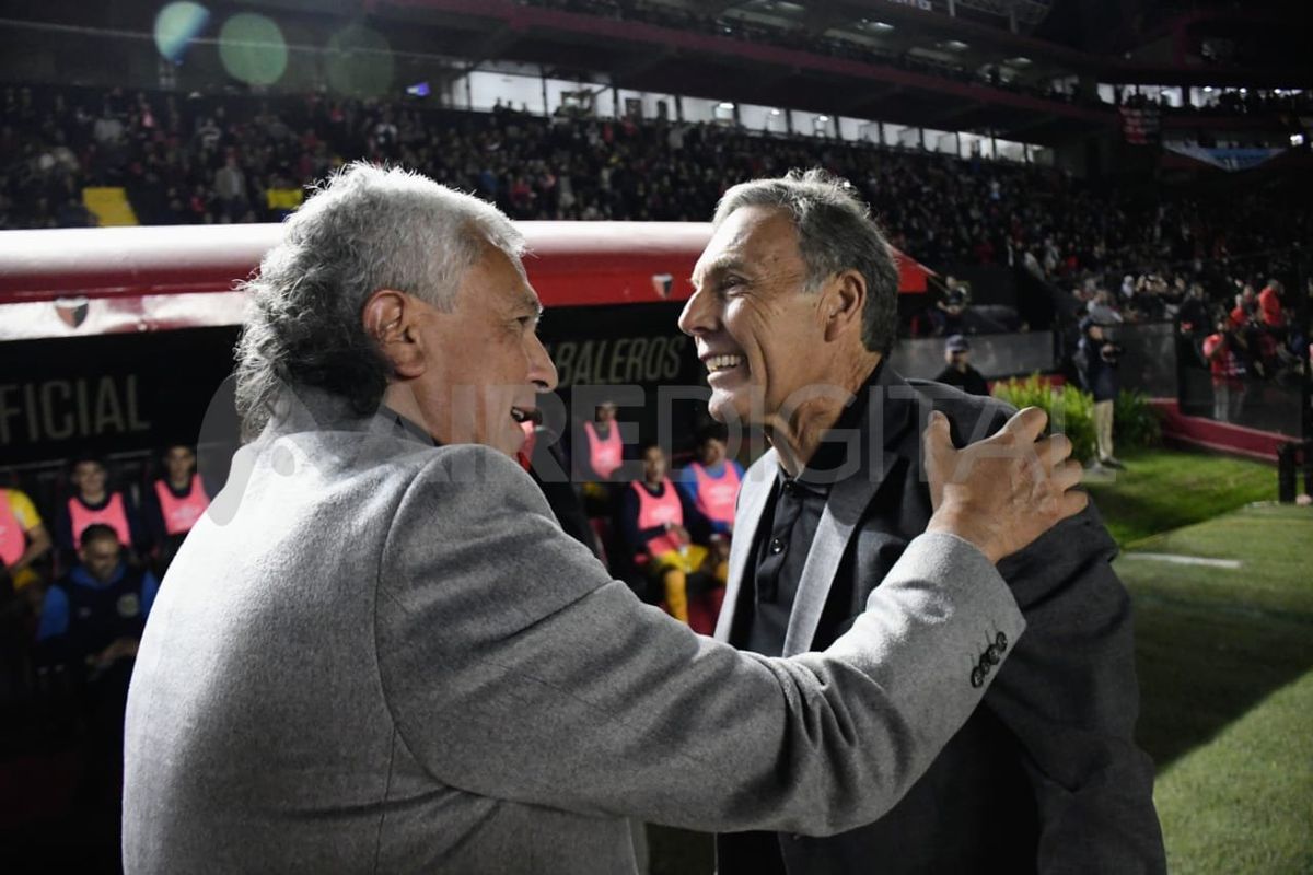 El abrazo entre Néstor Gorosito y Miguel Russo, en la previa del partido entre Colón y Rosario Central. El abrazo entre Néstor Gorosito y Miguel Russo, en la previa del partido entre Colón y Rosario Central.