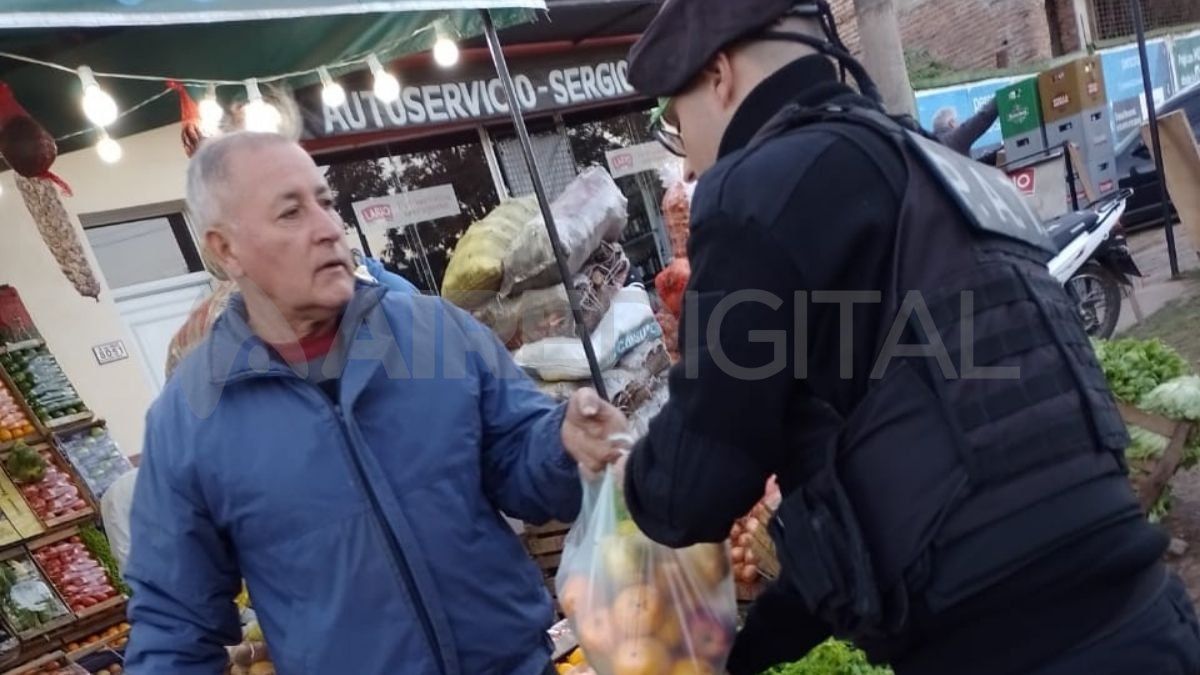 Los efectivos policiales compraron frutas y verduras para asistir a la joven.