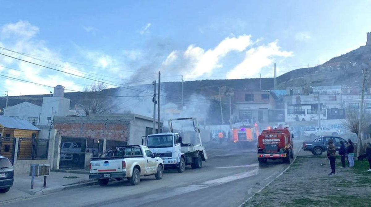 Producto del incendio murieron una mujer, sus dos hijos y el perro de la familia. (Radio 3 Cadena Patagonia)