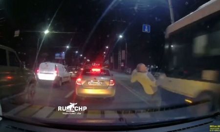 Un hombre esquivó un colectivo a lo Matrix para evitar ser atropellado. Un hombre esquivó un colectivo a lo Matrix para evitar ser atropellado.
