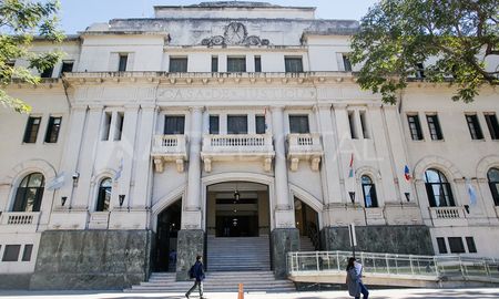 robo tachos de helado, se sento a comerlos en la plaza y lo agarro la policia robo tachos de helado, se sento a comerlos en la plaza y lo agarro la policia