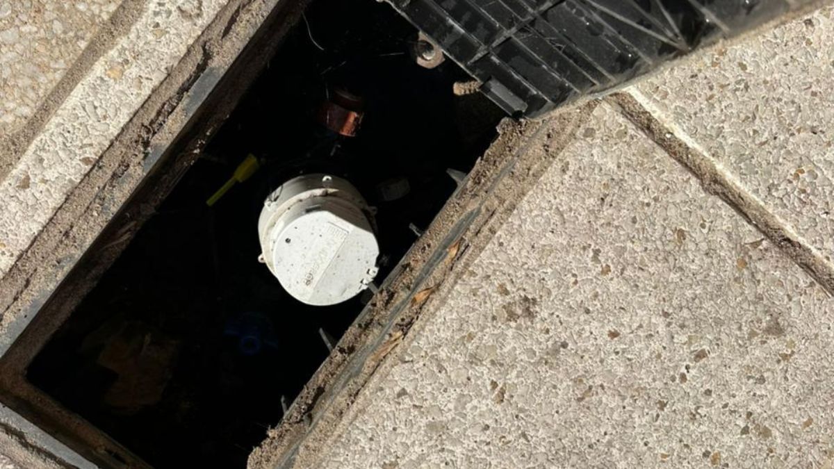 Delincuentes robaron medidores de agua en el Pasaje Cervantes entre Urquiza y 4 de Enero, dejaron sin el servicio a unas 10 familias.