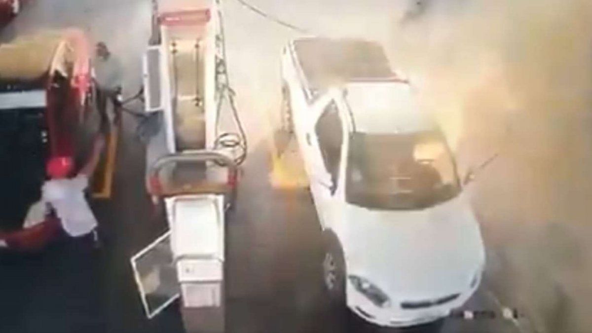 Usaba el celular mientras cargaba nafta y se le prendió fuego la camioneta