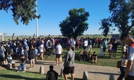 Messi en el Aeropuerto Internacional de Sauce Viejo: más de mil personas recibieron al GOAT sin inconvenientes. Messi en el Aeropuerto Internacional de Sauce Viejo: más de mil personas recibieron al GOAT sin inconvenientes.