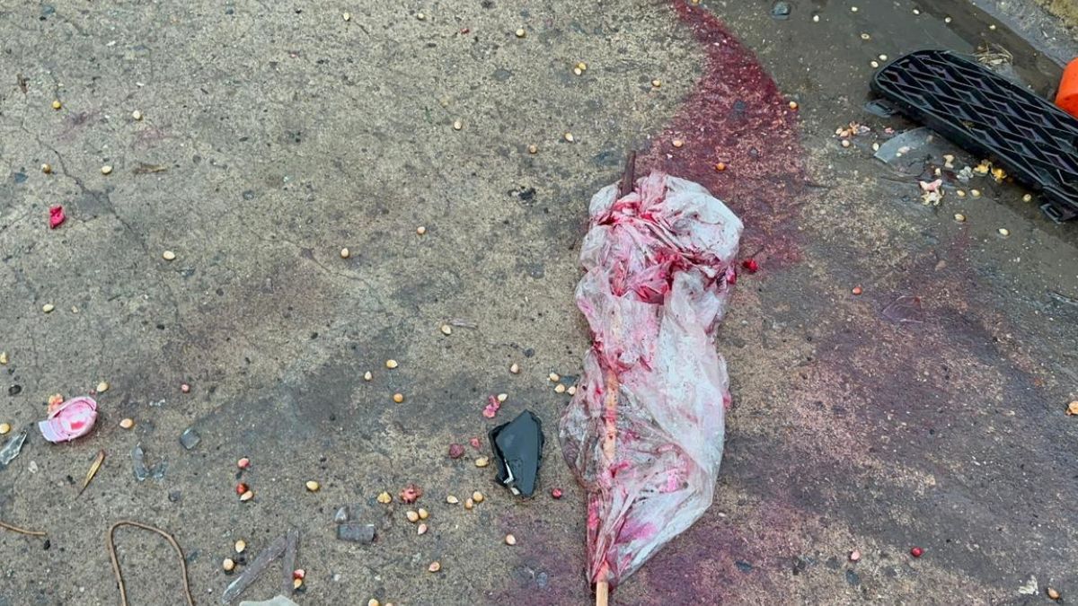  El choque involucró a una moto que llevaba enganchado un carrito pochoclero y a un automóvil, y dejó importantes daños materiales.