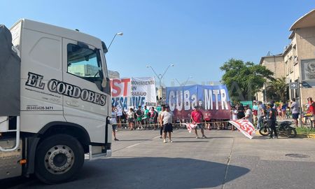 Los manifestantes van a cortar 27 de Febrero. Los manifestantes van a cortar 27 de Febrero.