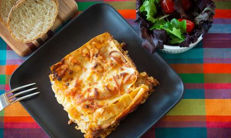 Lasaña de verdura y carne con salsa. Lasaña de verdura y carne con salsa.