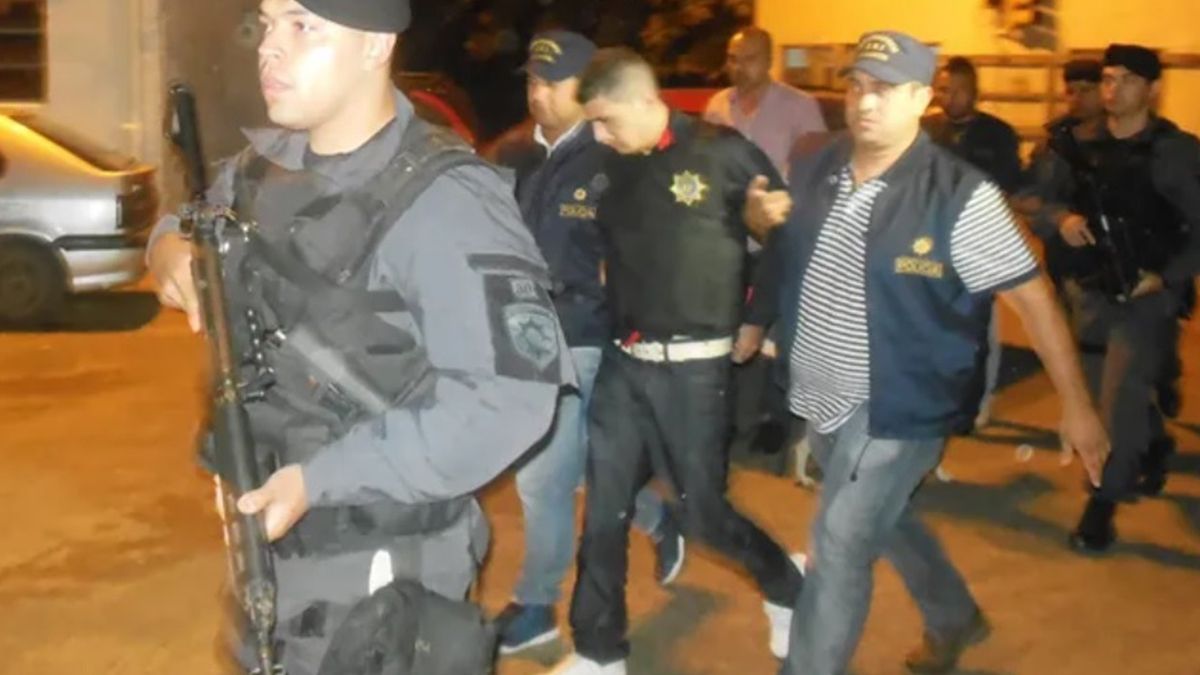 El momento en que policías de la Unidad Regional I trasladaron a Vera hasta Santa Fe. El momento en que policías de la Unidad Regional I trasladaron a Vera hasta Santa Fe.