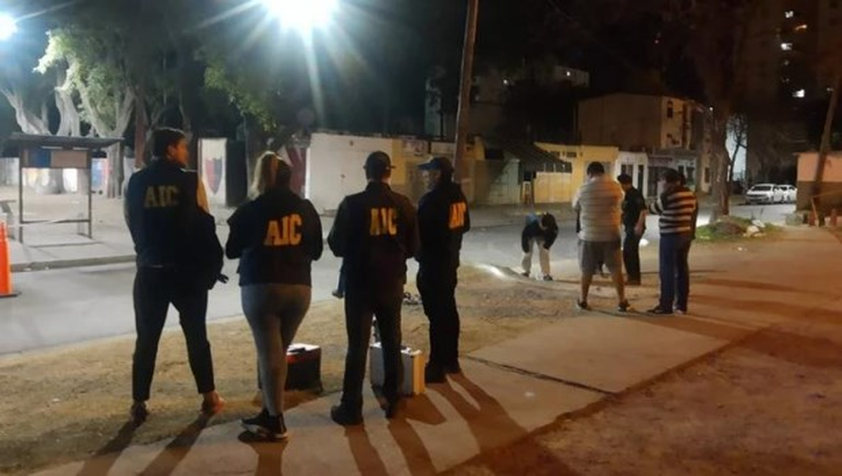 El ataque contra las mujeres que esperaban el colectivo ocurrió el sábado pasado, alrededor de las 19, entre las calles Maestros Santafesinos e Isola.