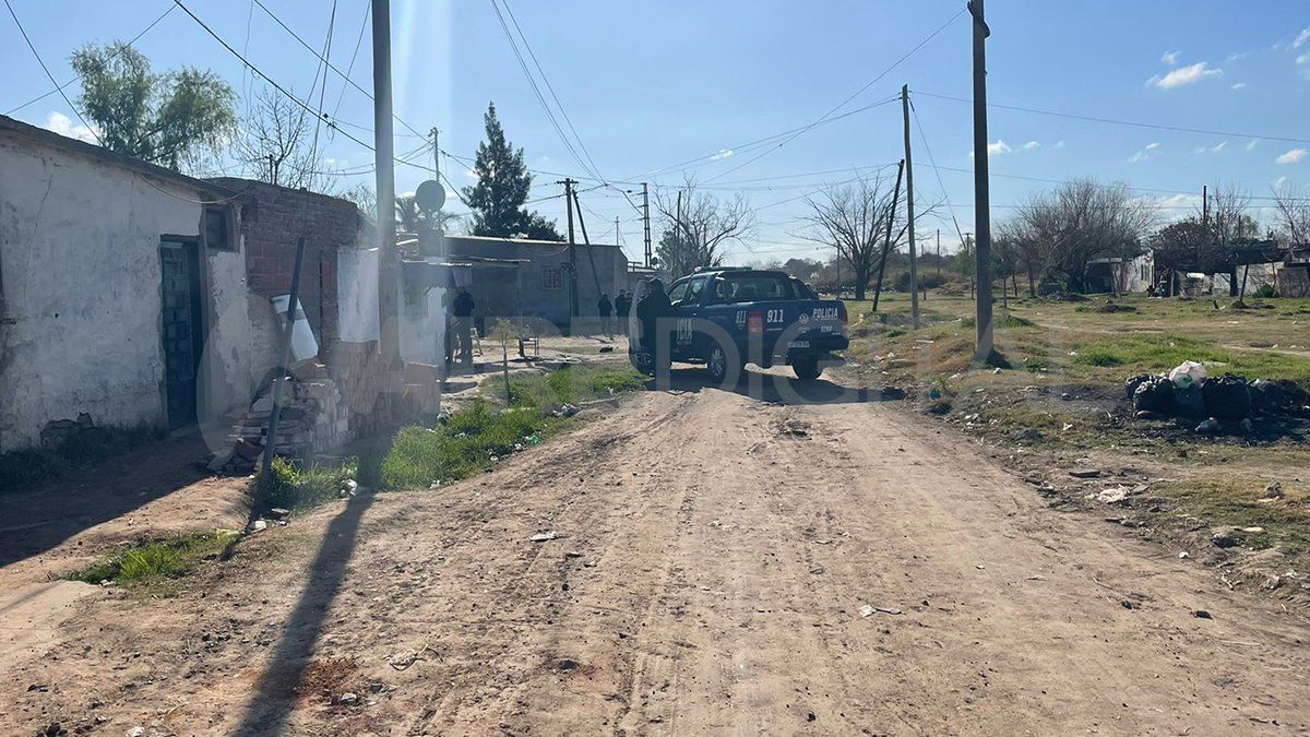 En B° Pompeya, tres personas resultaron heridas de arma de fuego.