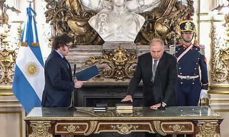 El presidente Javier Milei le tomó juramento a Gerardo Werthein como nuevo canciller. El presidente Javier Milei le tomó juramento a Gerardo Werthein como nuevo canciller.