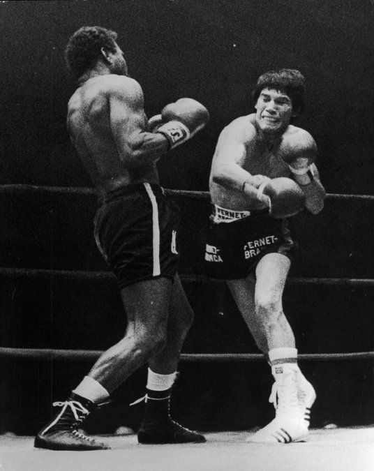 Carlos pesó 72,330 kilos y, el cubano-mexicano, 69,510. Cuando sonó la campana que dio inicio al 1º round –la pelea arrancó a las 19.13, hora argentina–, comenzó la cuenta regresiva para la victoria de Monzón quien, en apenas 18 minutos de acción, destrozó –en el estricto y literal sentido del término–a su retador en los seis asaltos que duró el martirio de este.