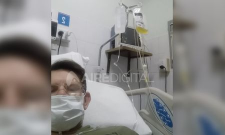 Este es el momento en el que el cardiólogo Sergio Peter recibía el tratamiento con plasma en el Hospital Cullen. Este es el momento en el que el cardiólogo Sergio Peter recibía el tratamiento con plasma en el Hospital Cullen.