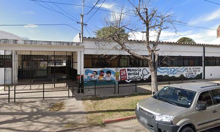 La vicedirectora de la escuela Congreso de Tucumán de Rosario denunció que a la escuela encontró un trapo con una frase intimidante. La vicedirectora de la escuela Congreso de Tucumán de Rosario denunció que a la escuela encontró un trapo con una frase intimidante.
