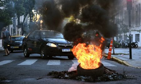 Manifestación de taxistas en Rosario luego del asesinato de dos choferes la semana pasada. Manifestación de taxistas en Rosario luego del asesinato de dos choferes la semana pasada.