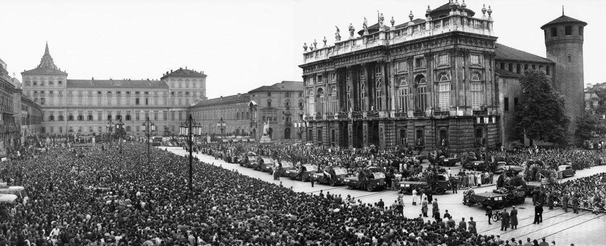 El viernes 6 de mayo se instaló la capilla ardiente en el Palazzo Madama, con todos los ataúdes de las víctimas y, más de medio millón de personas, asistieron al funeral, entre ellos representantes de todos los equipos italianos y de muchos conjuntos extranjeros, además de Ottorino Barassi, el presidente de la FIGC. El viernes 6 de mayo se instaló la capilla ardiente en el Palazzo Madama, con todos los ataúdes de las víctimas y, más de medio millón de personas, asistieron al funeral, entre ellos representantes de todos los equipos italianos y de muchos conjuntos extranjeros, además de Ottorino Barassi, el presidente de la FIGC.