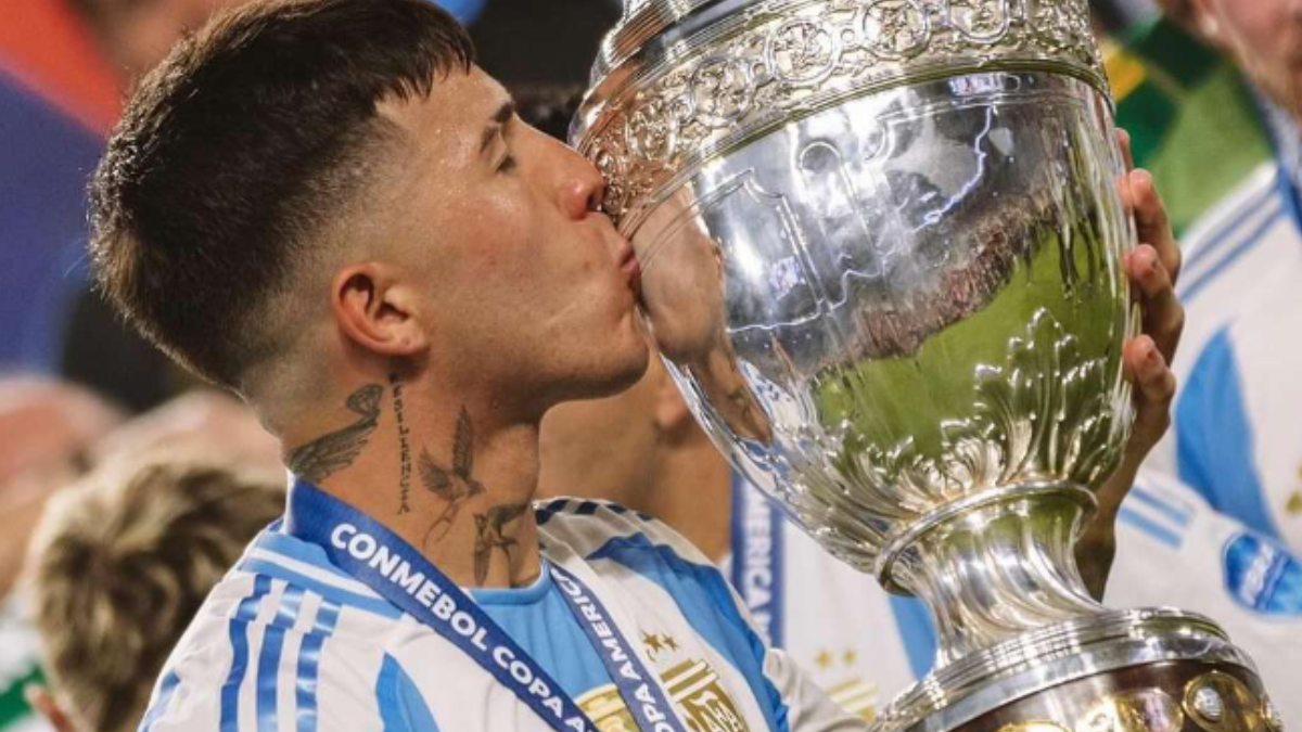 Enzo Fernández fue criticado por un compañero del Chelsea y cuatro compañeros de los blues lo dejaron de seguir en instagram.