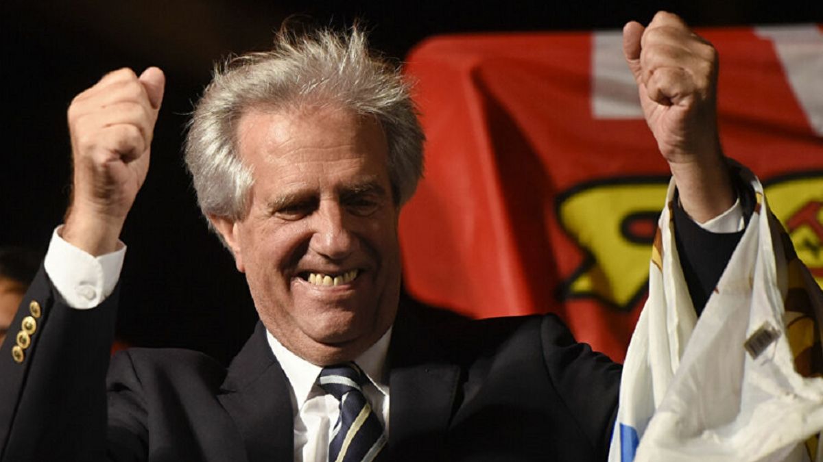 Tabaré Vázquez, oncólogo y exdirigente del club de fútbol local Progreso, fue el primer candidato de la coalición de izquierda Frente Amplio en llegar a la intendencia (gobernación) de Montevideo en 1989, y a la presidencia -tras dos intentos fallidos- en 2005, rompiendo con la hegemonía de los tradicionales Partido Colorado y Partido Nacional.