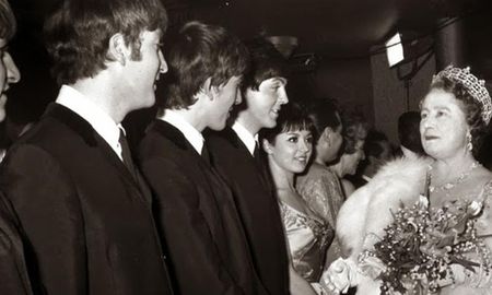 Los Beatles frente a la Reina Isabel, al ser condecorados con la Orden del Imperio Los Beatles frente a la Reina Isabel, al ser condecorados con la Orden del Imperio