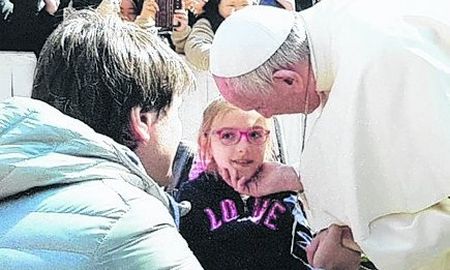 el papa sorprendio a brisa, la nina rosarina que contara con un perro de servicio el papa sorprendio a brisa, la nina rosarina que contara con un perro de servicio