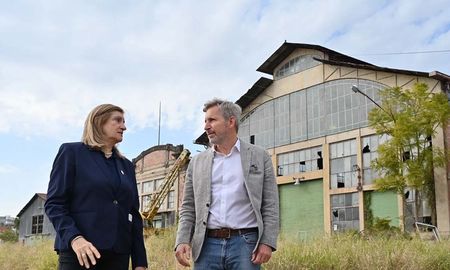 El gobernador de Entre Ríos, Rogelio Frigerio, anunció el traspaso de los terrenos portuarios a la provincia, que ahora planifica su desarrollo con la comunidad y el municipio. El gobernador de Entre Ríos, Rogelio Frigerio, anunció el traspaso de los terrenos portuarios a la provincia, que ahora planifica su desarrollo con la comunidad y el municipio.