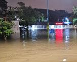 Un puente del casco c&eacute;ntrico en Tucum&aacute;n desborda de agua. Se trata del puente ferroviario Central C&oacute;rdoba, a siete cuadras de la Plaza Independencia.