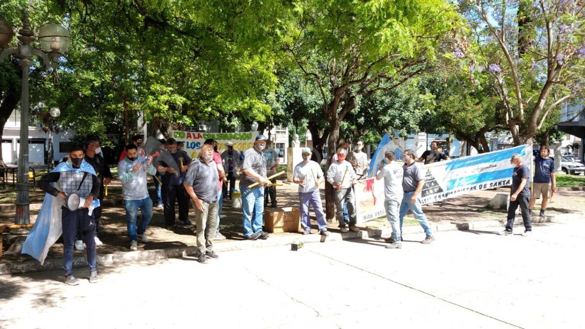 Gasistas y sanitaristas se manifestaron golpeando caños de gas en la explanada de la Legislatura