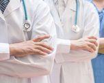 El Gobierno nacional implementará un trámite digital, gratuito y optativo para que los médicos recién egresados puedan obtener la matrícula habilitante junto con el título universitario y así agilizar su incorporación al sistema de salud. El Gobierno nacional implementará un trámite digital, gratuito y optativo para que los médicos recién egresados puedan obtener la matrícula habilitante junto con el título universitario y así agilizar su incorporación al sistema de salud.