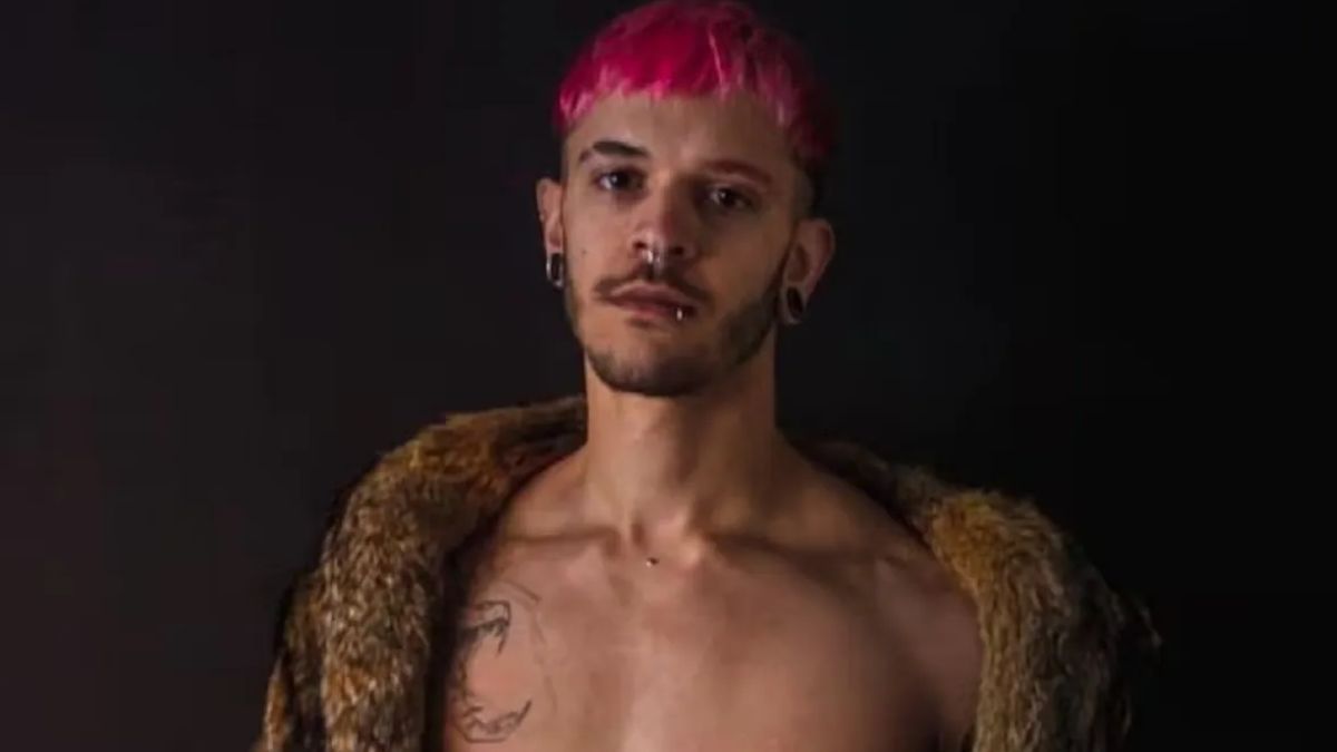 Tiene 30 años y es tatuador