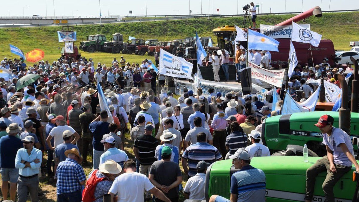 Productores de la zona núcleo pampeana se están planteando medidas de acción directa si no hay correcciones en los anuncios de Luis Caputo. Productores de la zona núcleo pampeana se están planteando medidas de acción directa si no hay correcciones en los anuncios de Luis Caputo.