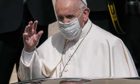 El Papa Francisco se recupera bien, tras la operación del colon. El Papa Francisco se recupera bien, tras la operación del colon.