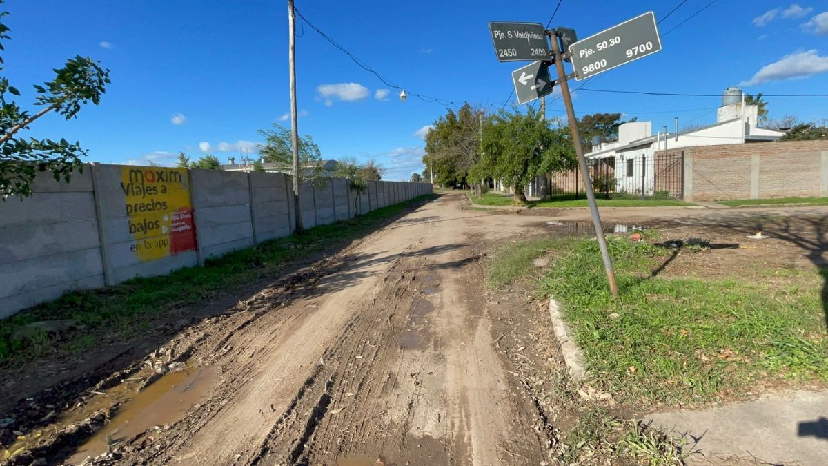 Los vecinos destacaron que las calles se llenan de agua cuando lleve y se vuelve imposible transitar.