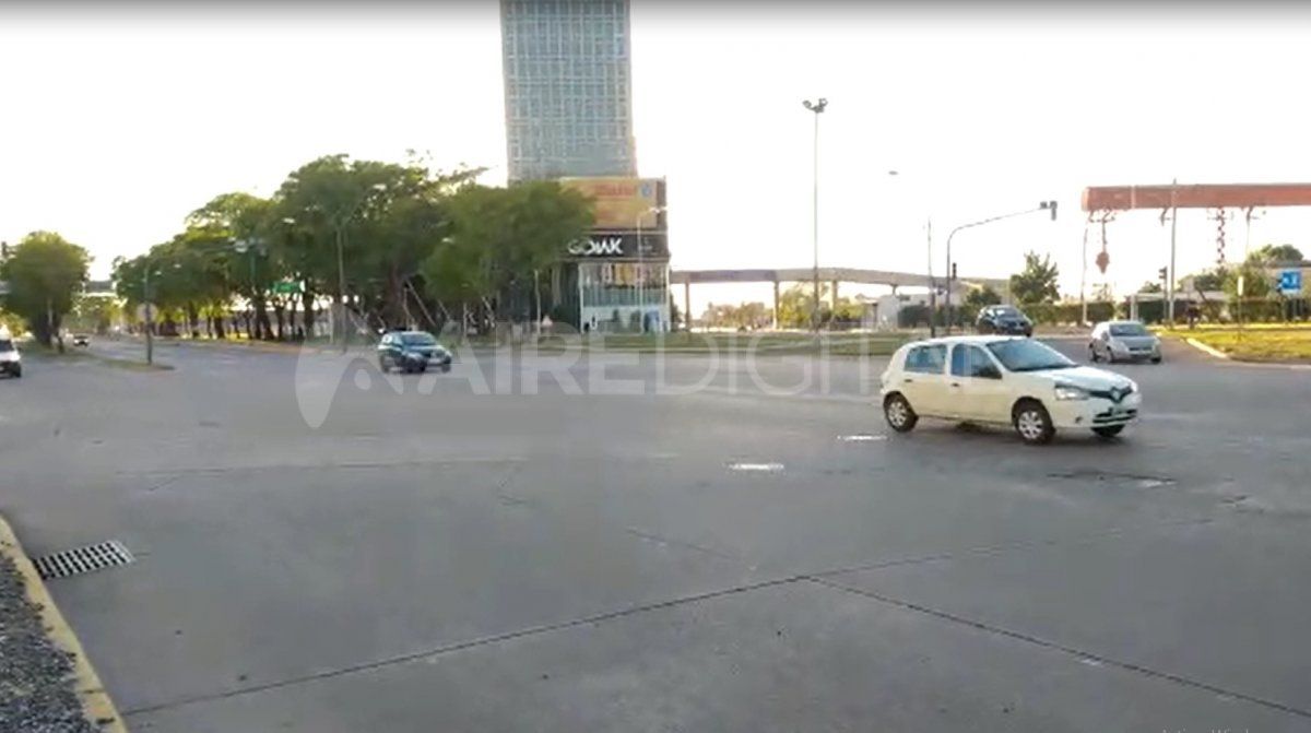 Los autos cruzan por la calle rápidamente para no chocar con otros