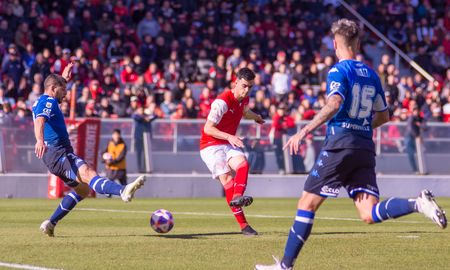 Independiente, que ganó uno de los últimos 12 partidos en el campeonato local, tiene 15 puntos y mantuvo la ventaja de tres ante Vélez (12). Ambos están en la zona baja de la tabla de posiciones.